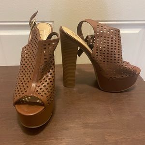 Leila Stone wood and leather heel
